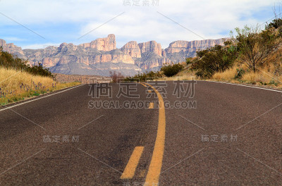 风景优美的荒漠公路上