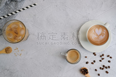 咖啡杯和豆子俯视图与copyspace。平放拿铁菜单，背景，横幅和广告。酿造咖啡饮料和现代风格。