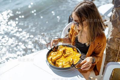 在海边吃海鲜的女人