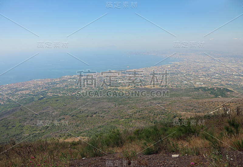 来自维苏威火山的蒂勒诺海和那不勒斯湾和城市