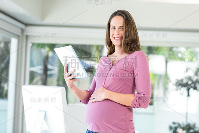 快乐的女商人用平板电脑的肖像