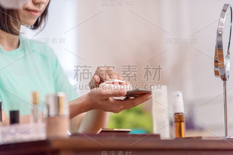 亚洲女性在房间里化妆