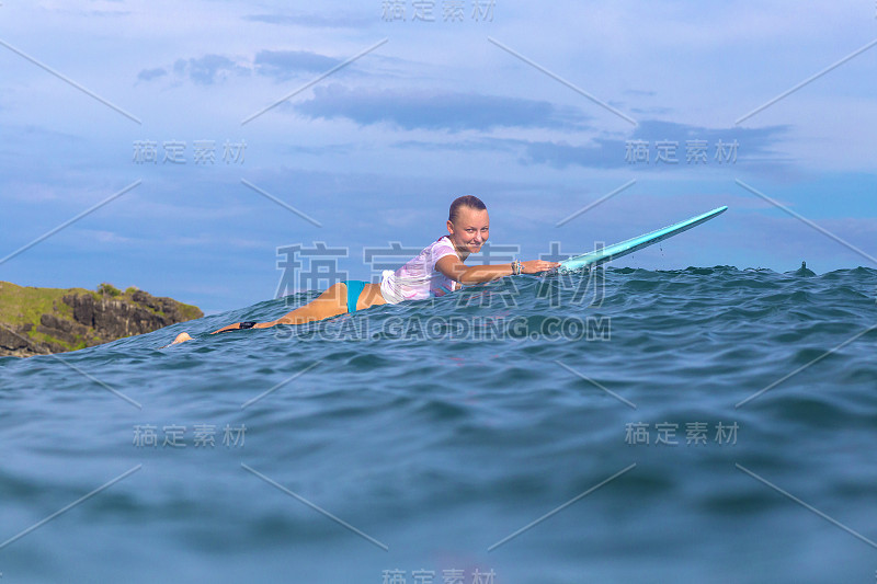 神奇的蓝色波浪上的冲浪女孩