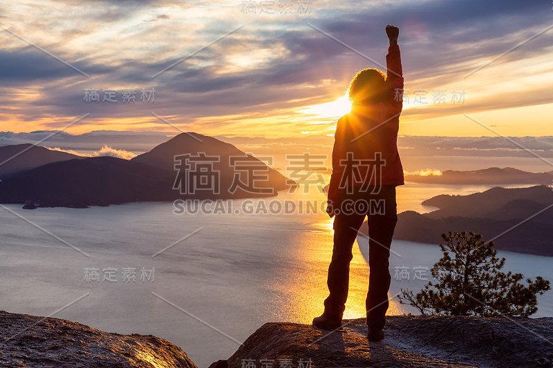 冒险的白人女孩站在山顶上