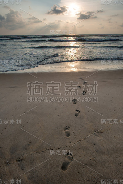 沙滩上的脚印