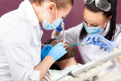 女牙医为病人做牙齿检查