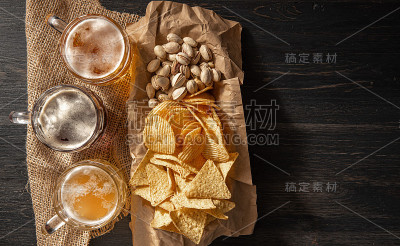 三杯不同的精酿啤酒