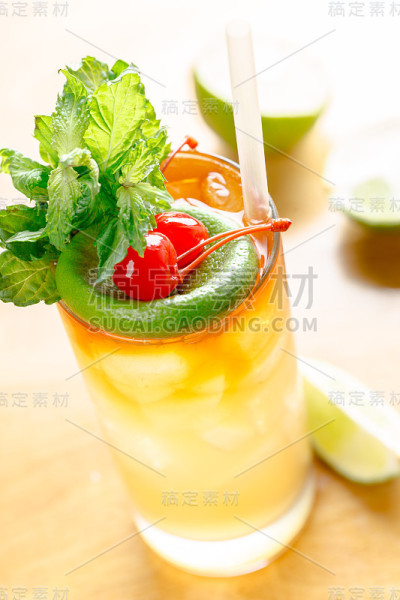 桌上五颜六色的鸡尾酒
