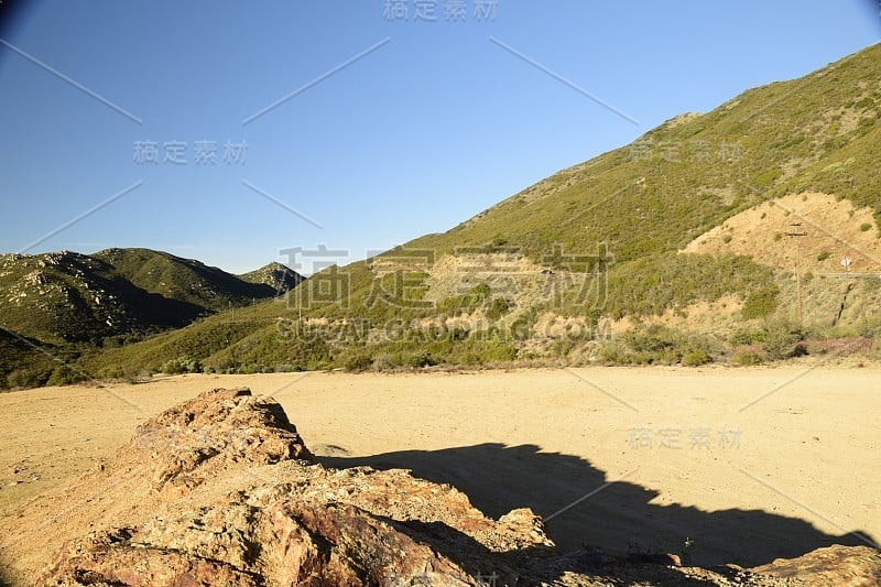 美丽的田园诗般的半干旱山地景观，映衬着柔和的蓝天