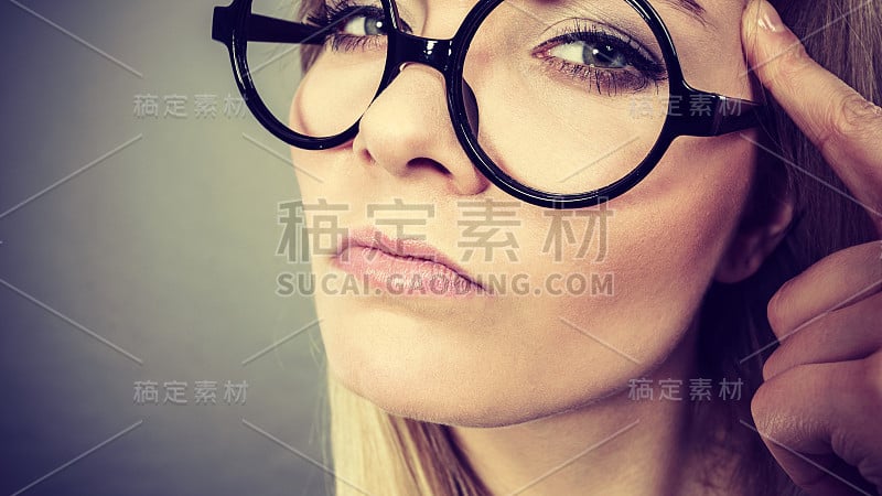 女人思考的特写面部表情