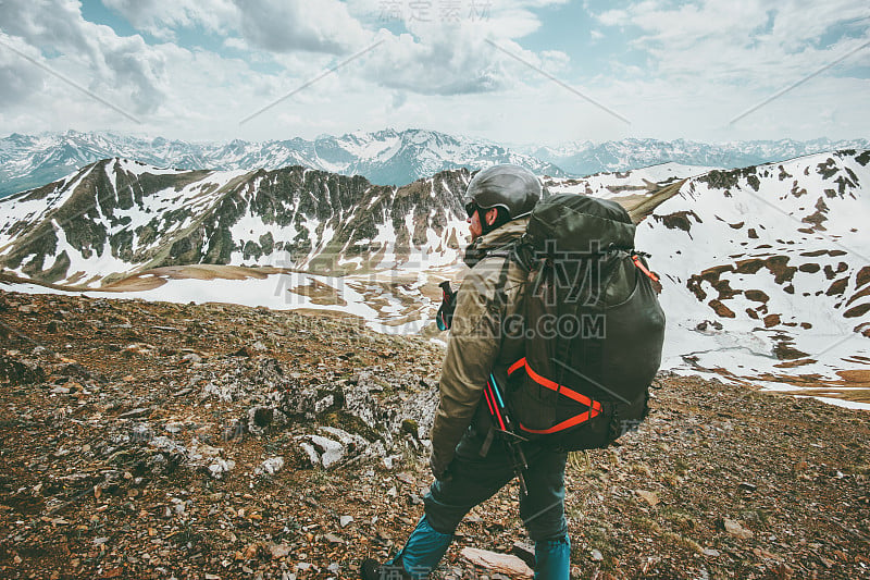 带大背包的男人旅行者登山探险旅行生存生活方式概念冒险户外活动假期