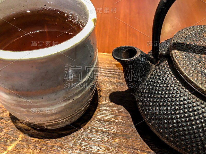 日式热茶，盛在茶壶和石器杯中。