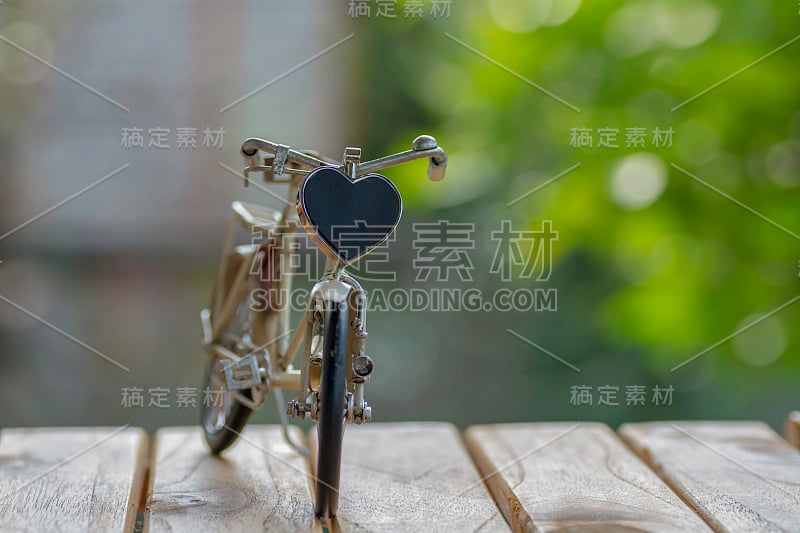 木头上有一颗黑心的自行车