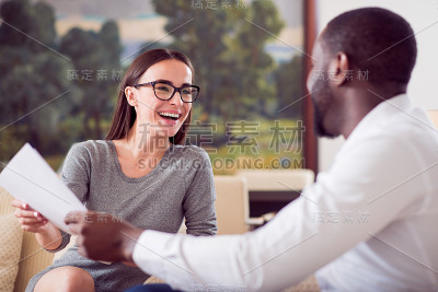 女人和男人拿着同样的纸
