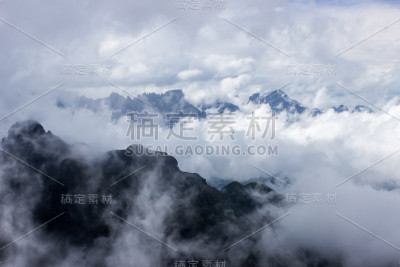 云雾缭绕的神秘山脉