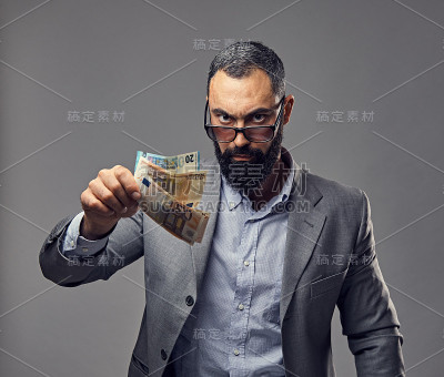 一个男人在空中抓住了钞票。