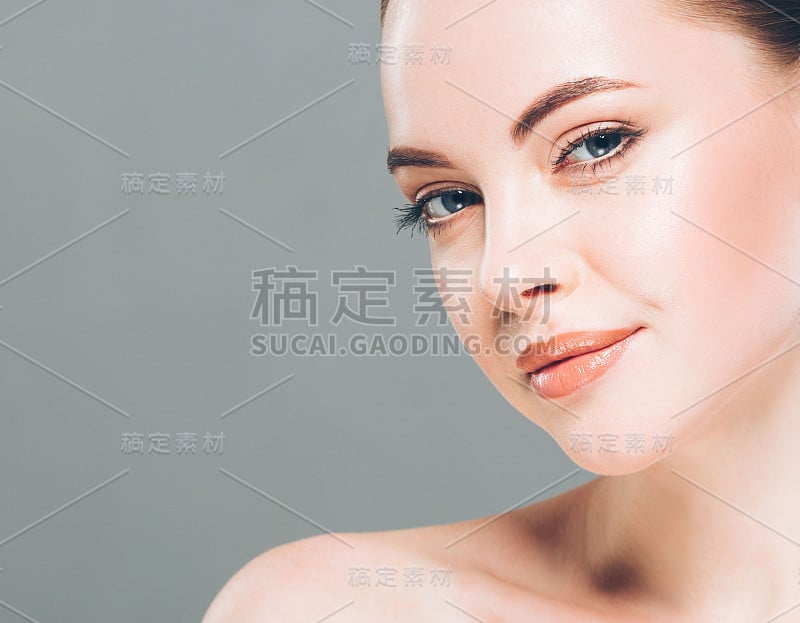 美丽的女人肖像脸部特写工作室灰色背景