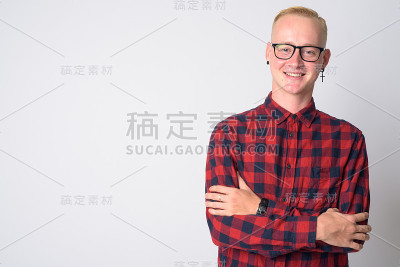 幸福年轻的金发嬉皮士男子的肖像微笑着双臂交叉