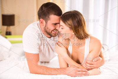 夫妻在床上