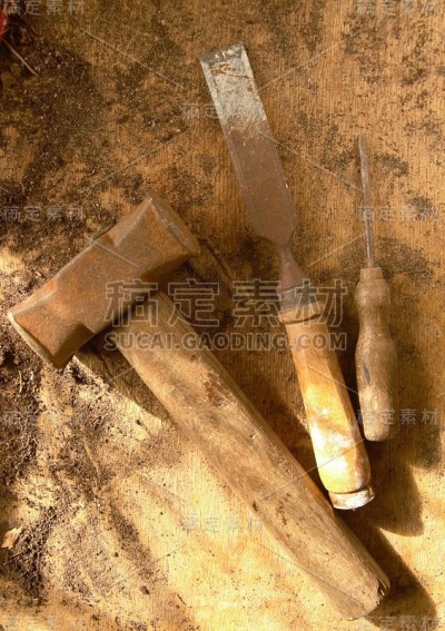 生锈的工作工具放在木桌上