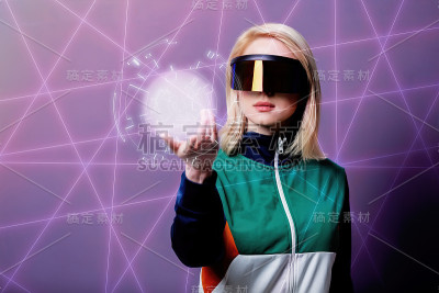 穿着90年代服装，戴着VR眼镜的金发美女