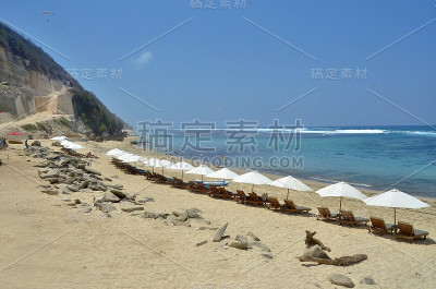 有岩石、小山和椅子的海滩