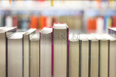 阅读与科学概念:公共图书馆藏书。近距离的照片。
