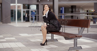 冷静的女商人坐在户外