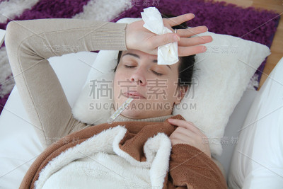 躺在床上的年轻妇女