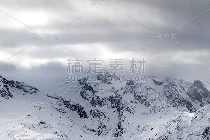 雪山在阴霾和暴风雨的云