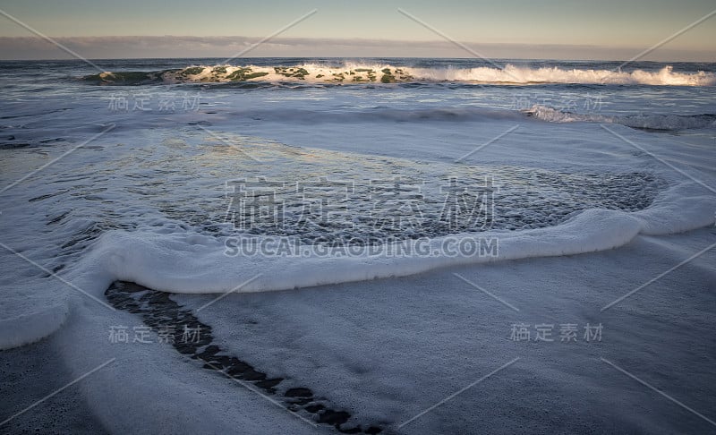 清晨的阳光照在波浪上