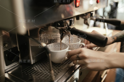 咖啡店里的咖啡师正在准备咖啡