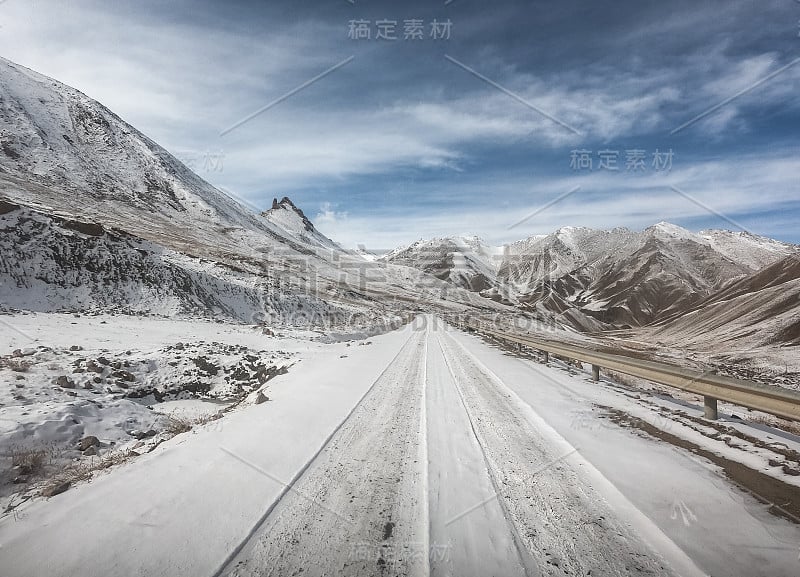 砾石路在干燥的土地上与雪山