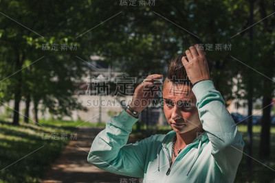 一个短发女孩的肖像