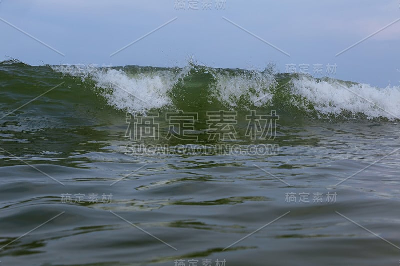 海浪蓝色的水海浪蓝色的膨胀碰撞卷曲