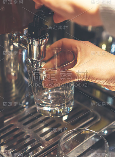女人在自助餐厅倒一杯饮料。
