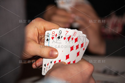 在一手牌中组合四种不同的纸牌