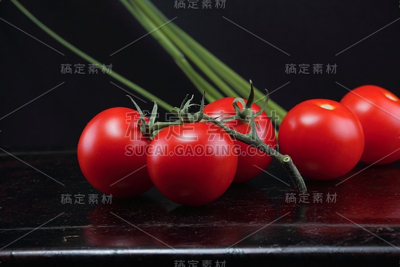 深色背景上的红色番茄，家庭厨房里的蔬菜，素食主义者，复古风格，绿色草地上的番茄，大量的新鲜番茄露