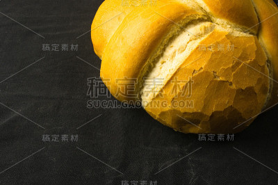 一条白色的小麦面包