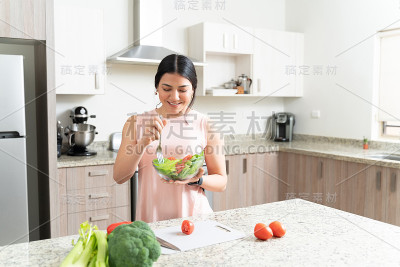 迷人的健康女性在家保持健康