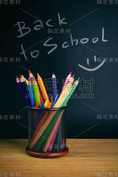 老师的课桌上有彩色铅笔。