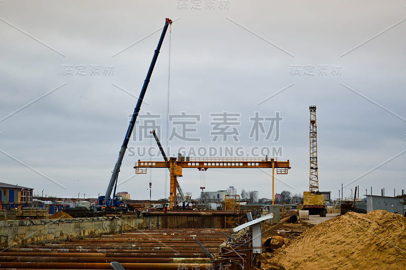 某地下地铁车站线施工现场采用粗铁管加固结构的大型深沟隧道