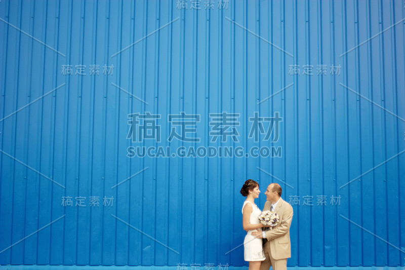 新婚夫妇拥抱
