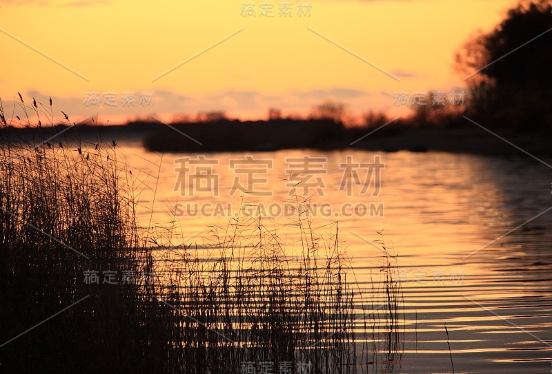 夏天的傍晚在河上