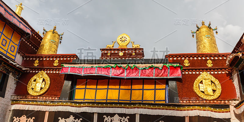 大昭寺屋顶观景，有法轮和鹿(西藏拉萨)。