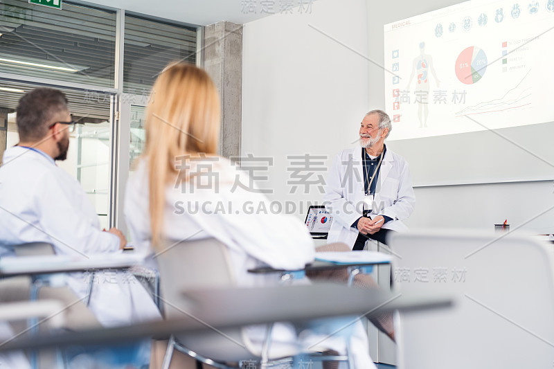 一组医生在听医学会议介绍。