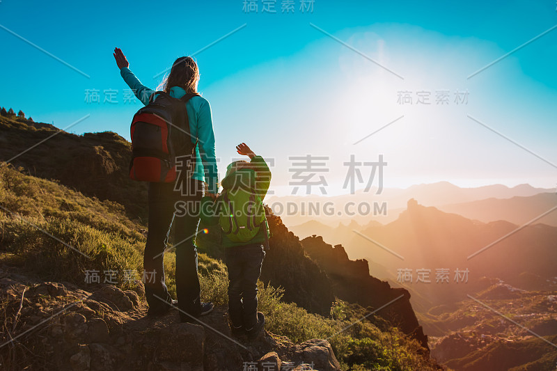 快乐的母女在夕阳山旅游
