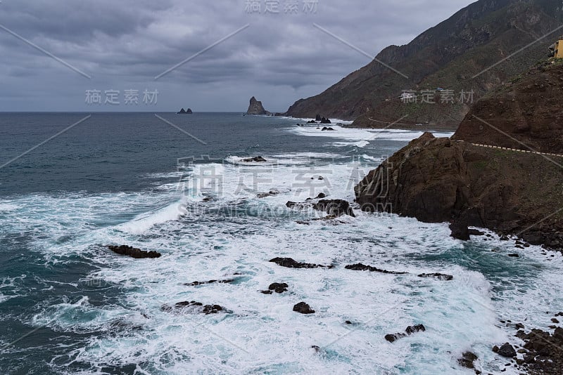 西班牙特内里费岛塔加纳地区罗克德拉斯博德加海滩附近的海浪和悬崖