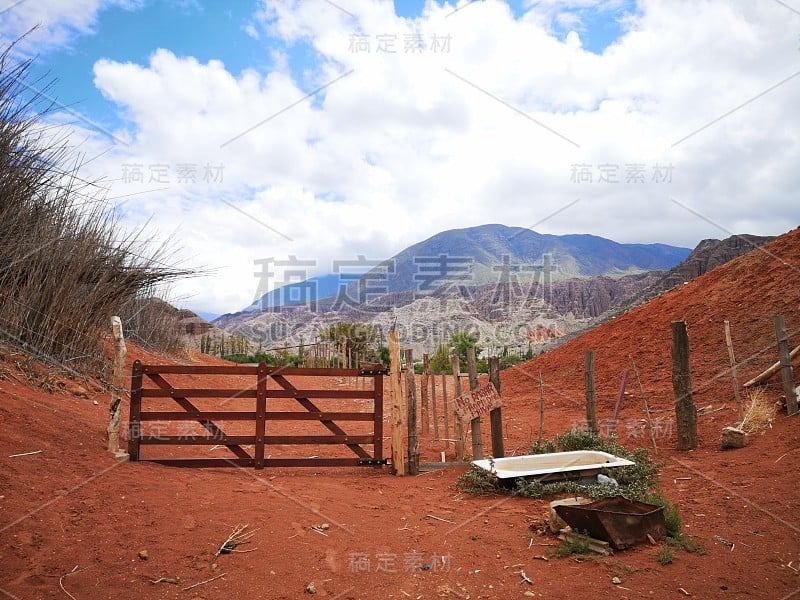 在阿根廷安第斯山脉的道路尽头