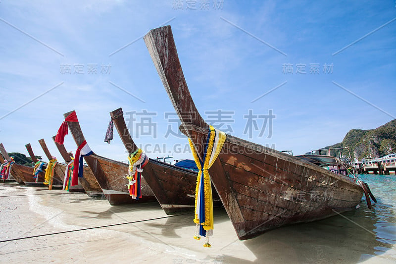 长尾船在泰国美丽的沙滩上